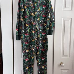 3/$150 ☀️— Roots Festive Green Winter Onesie- size XS (fits like S)